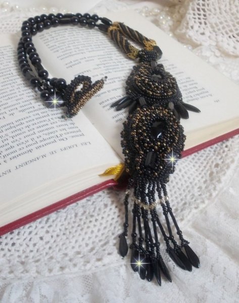 Black Habit vedh&aelig;ng broderet med runde Onyx sten, facetterede vedh&aelig;ng, facetterede cylinderperler, facetterede facetter og kvalitets fr&oslash;perler