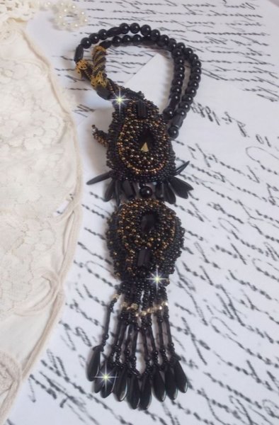 Black Habit vedh&aelig;ng broderet med runde Onyx sten, facetterede vedh&aelig;ng, facetterede cylinderperler, facetterede facetter og kvalitets fr&oslash;perler