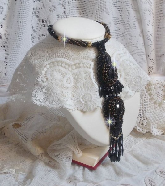 Black Habit vedh&aelig;ng broderet med runde Onyx sten, facetterede vedh&aelig;ng, facetterede cylinderperler, facetterede facetter og kvalitets fr&oslash;perler