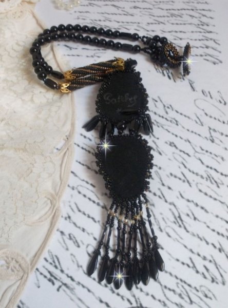 Black Habit vedh&aelig;ng broderet med runde Onyx sten, facetterede vedh&aelig;ng, facetterede cylinderperler, facetterede facetter og kvalitets fr&oslash;perler