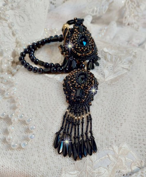 Black Habit vedh&aelig;ng broderet med runde Onyx sten, facetterede vedh&aelig;ng, facetterede cylinderperler, facetterede facetter og kvalitets fr&oslash;perler