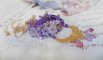 Laureline halskæde med vedhæng broderet med lilla DMC bomuld, Swarovski krystaller og matterede blomster.