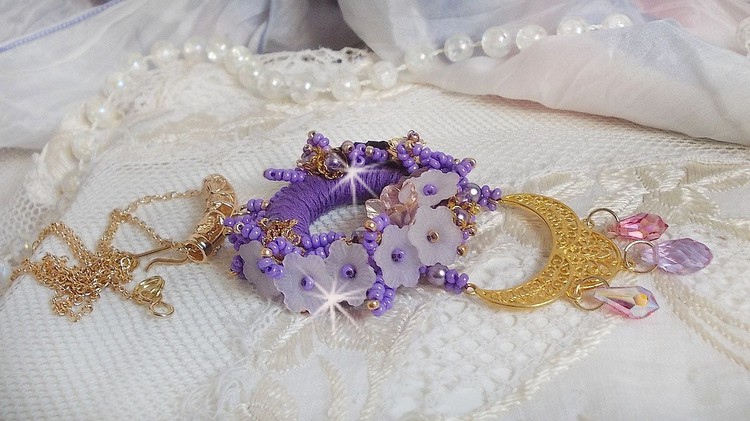Laureline halskæde med vedhæng broderet med lilla DMC bomuld, Swarovski krystaller og matterede blomster.