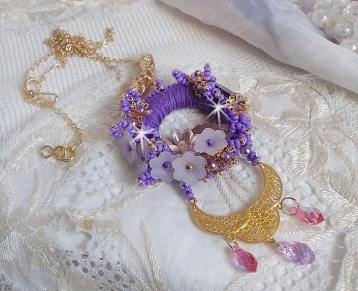 Laureline halskæde med vedhæng broderet med lilla DMC bomuld, Swarovski krystaller og matterede blomster.