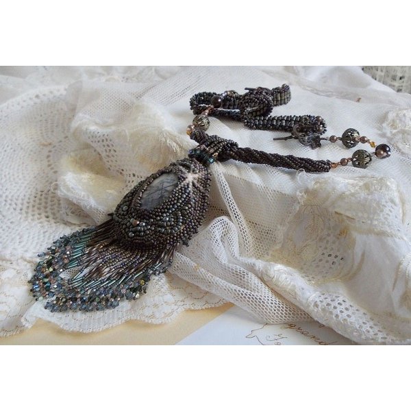 Lang brun Picasso vedh&aelig;ng broderet med Picasso jaspis, Miyuki og Toho fr&oslash;perler, Swarovski krystaller og Bohemian glasfacetter