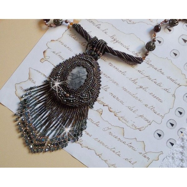 Lang brun Picasso vedh&aelig;ng broderet med Picasso jaspis, Miyuki og Toho fr&oslash;perler, Swarovski krystaller og Bohemian glasfacetter