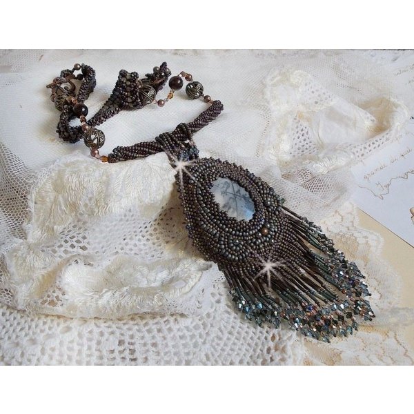 Lang brun Picasso vedh&aelig;ng broderet med Picasso jaspis, Miyuki og Toho fr&oslash;perler, Swarovski krystaller og Bohemian glasfacetter