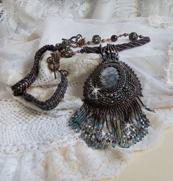 Lang brun Picasso vedh&aelig;ng broderet med Picasso jaspis, Miyuki og Toho fr&oslash;perler, Swarovski krystaller og Bohemian glasfacetter