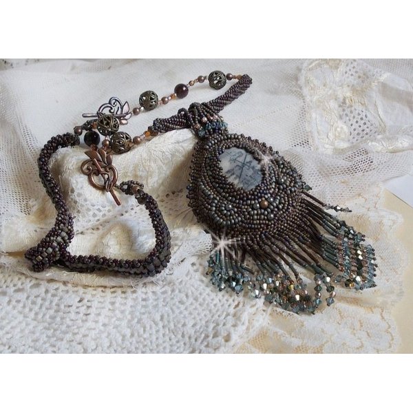 Lang brun Picasso vedh&aelig;ng broderet med Picasso jaspis, Miyuki og Toho fr&oslash;perler, Swarovski krystaller og Bohemian glasfacetter