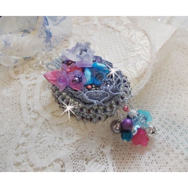 Mademoiselle Bluse Haute-Couture vedh&aelig;ng broderet med Swarovski-krystaller, harpiksblomster, perleperler, fr&oslash;perler og en 925 s&oslash;lvk&aelig;de