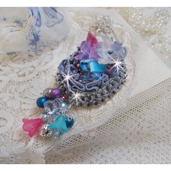 Mademoiselle Bluse Haute-Couture vedh&aelig;ng broderet med Swarovski-krystaller, harpiksblomster, perleperler, fr&oslash;perler og en 925 s&oslash;lvk&aelig;de