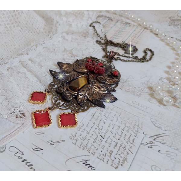 Pendentif M&eacute;lodie avec un cabochon &OElig;il de tigre orn&eacute; de perles en Jade Rouge vein&eacute; de Noir sur fleurs 5 p&eacute;tales et estampes mont&eacute;s sur une cha&icirc;ne bronze. Les pendants sont en r&eacute;sine &eacute;poxy Rouge