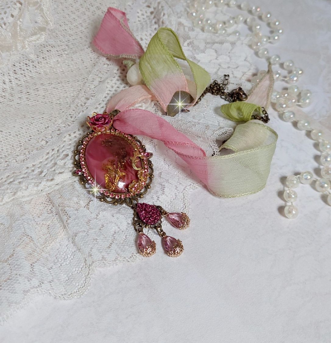 Pendentif Pampelone Fuchsia Haute Couture avec un cabochon artisanal et feuilles d’or, orné de strass, cristaux Roses, rose en résine, breloques, entretoises dentelles, Murano et ruban de soie