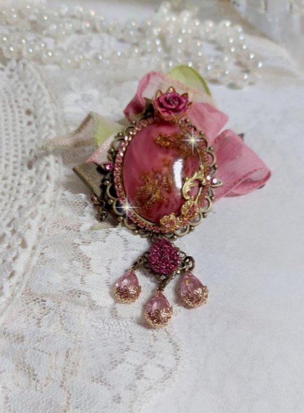 Pendentif Pampelone Fuchsia Haute Couture avec un cabochon artisanal et feuilles d&rsquo;or, orn&eacute; de strass, cristaux Roses, rose en r&eacute;sine, breloques, entretoises dentelles, Murano et ruban de soie