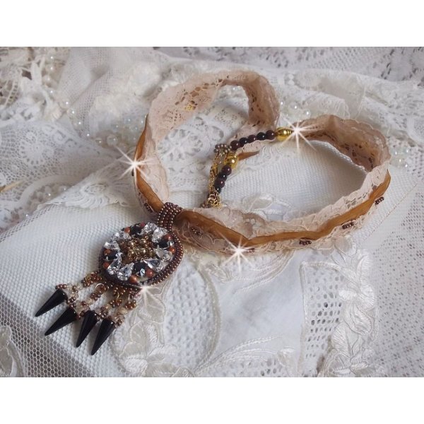 Pendentif Pampilles Amber brod&eacute; avec des Cristaux de Swarovski, des facettes Antique, des spikes noires, une estampe dor&eacute;e filigran&eacute;e, des rocailles et de la dentelle ancienne