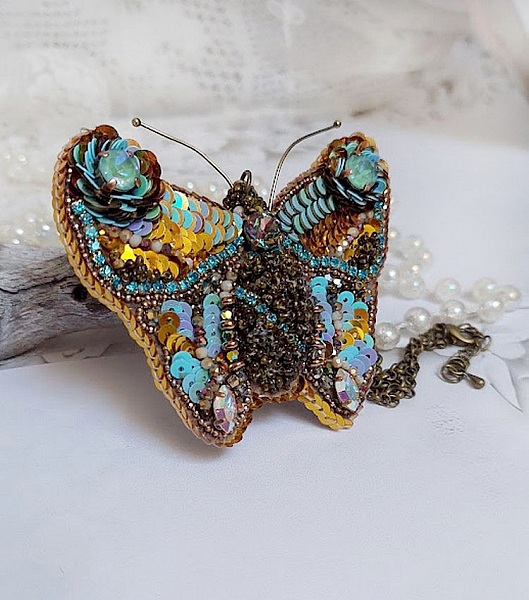 Pendentif Papillon Sauvage Ombr&eacute; brod&eacute; avec rocailles, sequins, strass et perles Cristal Swarovski
