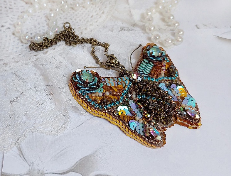 Pendentif Papillon Sauvage Ombr&eacute; brod&eacute; avec rocailles, sequins, strass et perles Cristal Swarovski