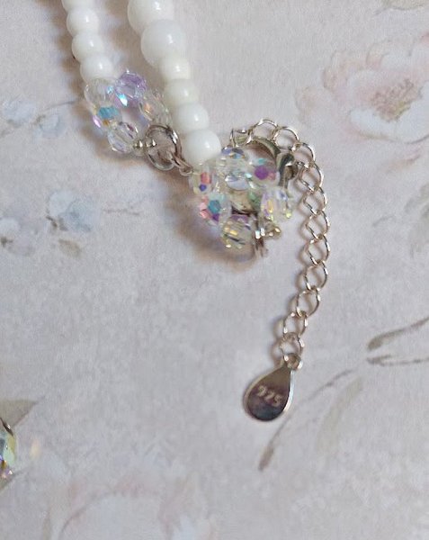 Pendentif Nuages Blancs brod&eacute; avec fleurs en r&eacute;sine, cabochon verre, perles de Jade, dentelle et perles cristal Swarovski