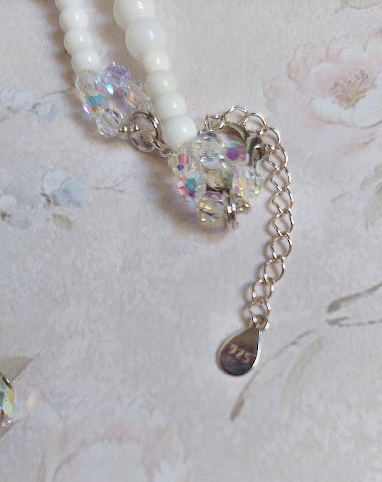 Pendentif Nuages Blancs brodé avec fleurs en résine, cabochon verre, perles de Jade, dentelle et perles cristal Swarovski