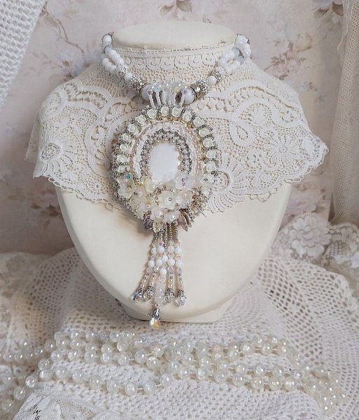 Pendentif Nuages Blancs brod&eacute; avec fleurs en r&eacute;sine, cabochon verre, perles de Jade, dentelle et perles cristal Swarovski