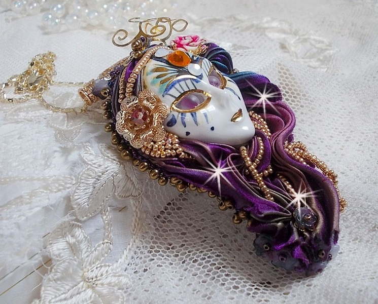 La Passionn&eacute;e de Venise vedh&aelig;ng broderet med Shibori silkeb&aring;nd, halv&aelig;delsten Sugilite perler, krystaller og forskellige perler