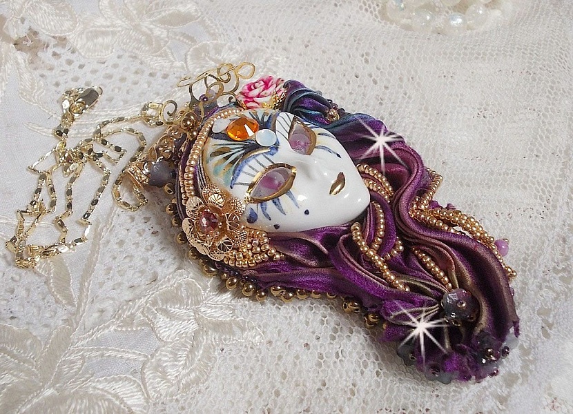 La Passionn&eacute;e de Venise vedh&aelig;ng broderet med Shibori silkeb&aring;nd, halv&aelig;delsten Sugilite perler, krystaller og forskellige perler