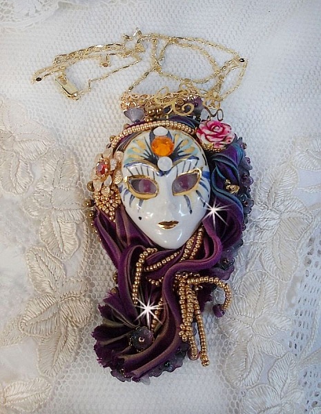 La Passionn&eacute;e de Venise vedh&aelig;ng broderet med Shibori silkeb&aring;nd, halv&aelig;delsten Sugilite perler, krystaller og forskellige perler