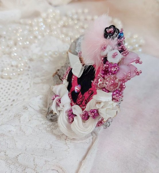 Pendentif Pink brod&eacute; avec ruban de soie, fleurs cloches en verre, rocailles, &eacute;cusson et pompons fourrure vison 