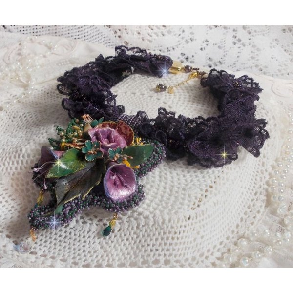 Haute-Couture Flower Poetry Vedh&aelig;ng broderet med porcel&aelig;nsblomster, antik lilla blonde, krystaller, fr&oslash;perler med 925 s&oslash;lv og forgyldt tilbeh&oslash;r