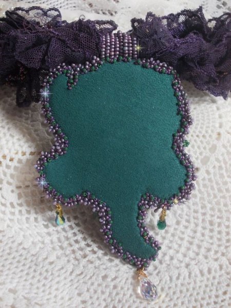 Haute-Couture Flower Poetry Vedh&aelig;ng broderet med porcel&aelig;nsblomster, antik lilla blonde, krystaller, fr&oslash;perler med 925 s&oslash;lv og forgyldt tilbeh&oslash;r