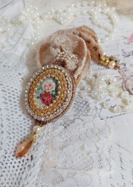 Reflets de Ros&eacute;e halsk&aelig;de med vedh&aelig;ng, perleperler, Swarovski krystal og blonder.