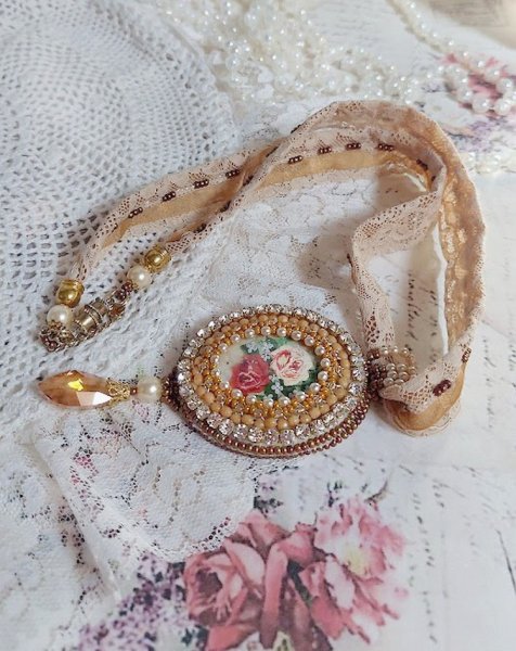 Reflets de Ros&eacute;e halsk&aelig;de med vedh&aelig;ng, perleperler, Swarovski krystal og blonder.