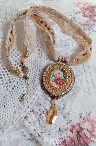 Reflets de Ros&eacute;e halsk&aelig;de med vedh&aelig;ng, perleperler, Swarovski krystal og blonder.