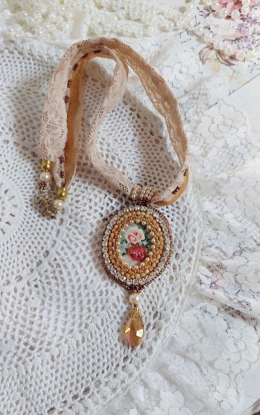 Reflets de Ros&eacute;e halsk&aelig;de med vedh&aelig;ng, perleperler, Swarovski krystal og blonder.