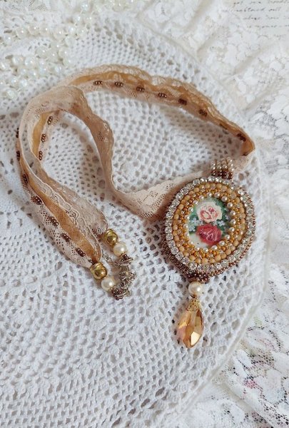 Reflets de Ros&eacute;e halsk&aelig;de med vedh&aelig;ng, perleperler, Swarovski krystal og blonder.