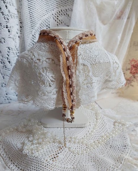 Reflets de Ros&eacute;e halsk&aelig;de med vedh&aelig;ng, perleperler, Swarovski krystal og blonder.