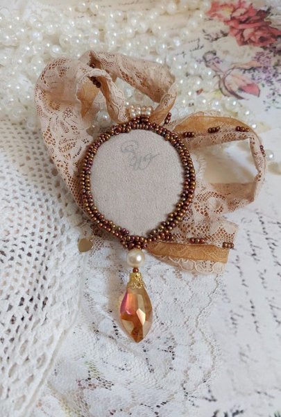 Reflets de Ros&eacute;e halsk&aelig;de med vedh&aelig;ng, perleperler, Swarovski krystal og blonder.