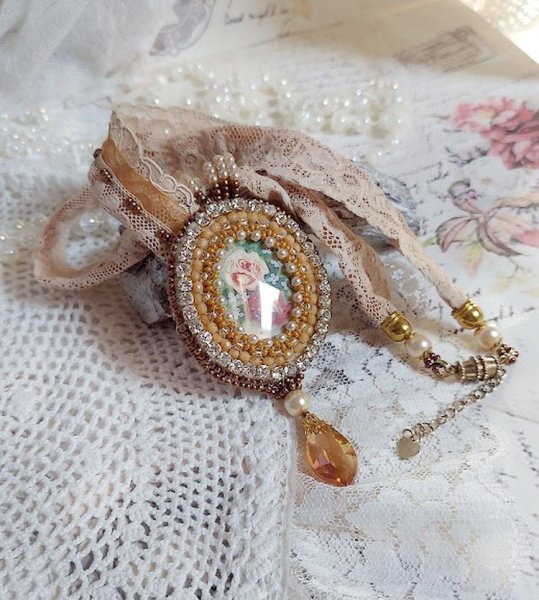 Reflets de Ros&eacute;e halsk&aelig;de med vedh&aelig;ng, perleperler, Swarovski krystal og blonder.