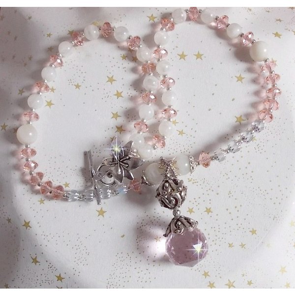 Rose Iris&eacute;e vedh&aelig;ng halsk&aelig;de broderet med Swarovski-krystaller, 925 s&oslash;lv og m&aring;nesten