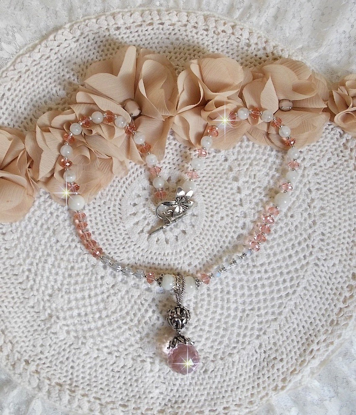 Rose Iris&eacute;e vedh&aelig;ng halsk&aelig;de broderet med Swarovski-krystaller, 925 s&oslash;lv og m&aring;nesten