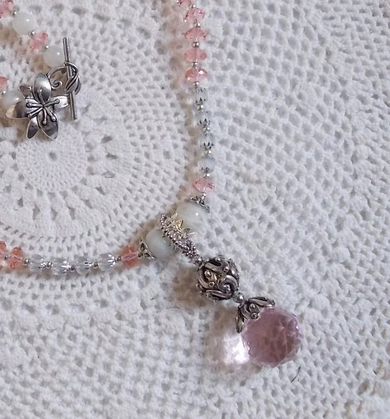 Rose Iris&eacute;e vedh&aelig;ng halsk&aelig;de broderet med Swarovski-krystaller, 925 s&oslash;lv og m&aring;nesten