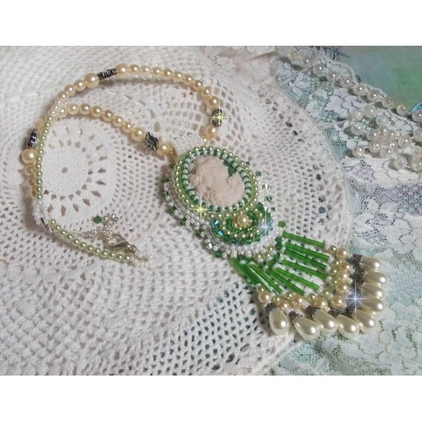 Seduction Charm Vedh&aelig;ng broderet med en cabochon af en kvinde i harpiks med roser, Swarovski krystaller og forskellige perler