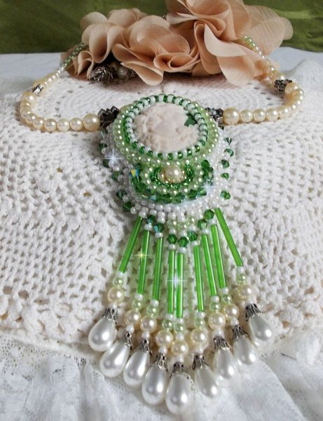 Seduction Charm Vedh&aelig;ng broderet med en cabochon af en kvinde i harpiks med roser, Swarovski krystaller og forskellige perler