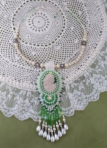 Seduction Charm Vedh&aelig;ng broderet med en cabochon af en kvinde i harpiks med roser, Swarovski krystaller og forskellige perler