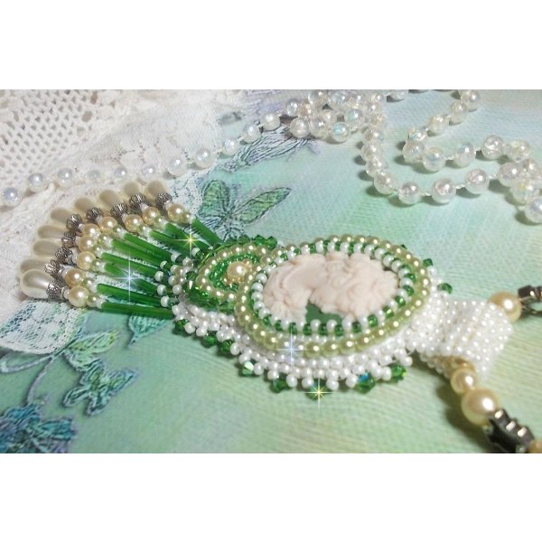 Seduction Charm Vedh&aelig;ng broderet med en cabochon af en kvinde i harpiks med roser, Swarovski krystaller og forskellige perler