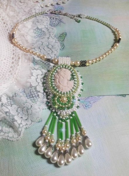 Seduction Charm Vedh&aelig;ng broderet med en cabochon af en kvinde i harpiks med roser, Swarovski krystaller og forskellige perler