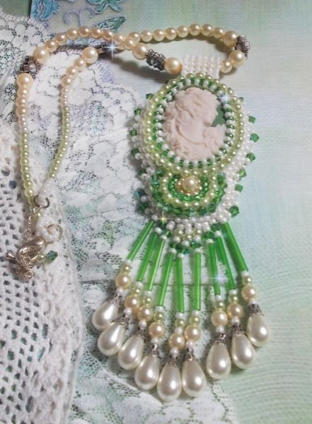 Seduction Charm Vedh&aelig;ng broderet med en cabochon af en kvinde i harpiks med roser, Swarovski krystaller og forskellige perler