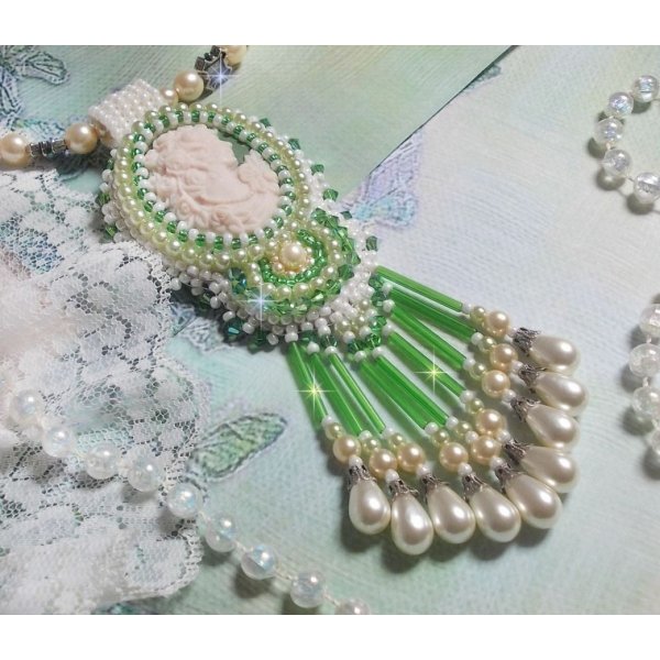 Seduction Charm Vedh&aelig;ng broderet med en cabochon af en kvinde i harpiks med roser, Swarovski krystaller og forskellige perler