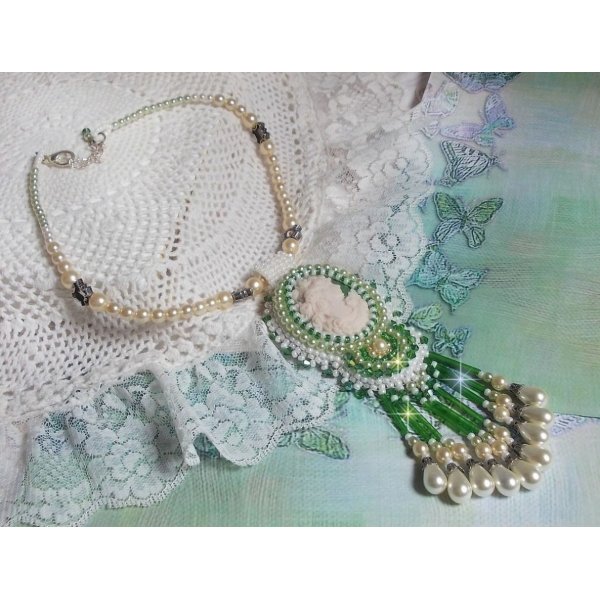 Seduction Charm Vedh&aelig;ng broderet med en cabochon af en kvinde i harpiks med roser, Swarovski krystaller og forskellige perler