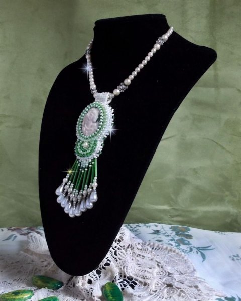 Seduction Charm Vedh&aelig;ng broderet med en cabochon af en kvinde i harpiks med roser, Swarovski krystaller og forskellige perler